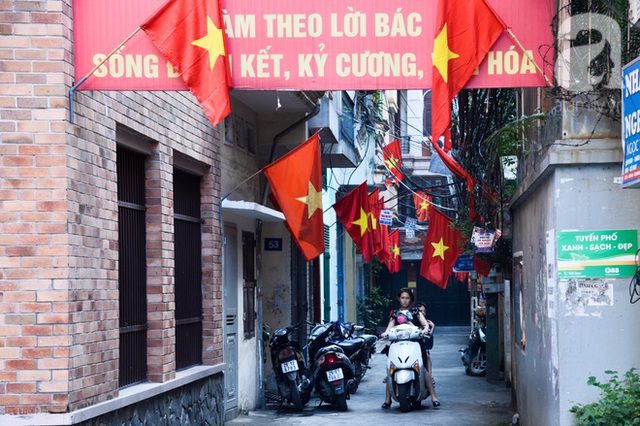 
Cả những ngõ sâu của Hà Nội cũng ngập trong sắc thắm của cờ đỏ sao vàng.
