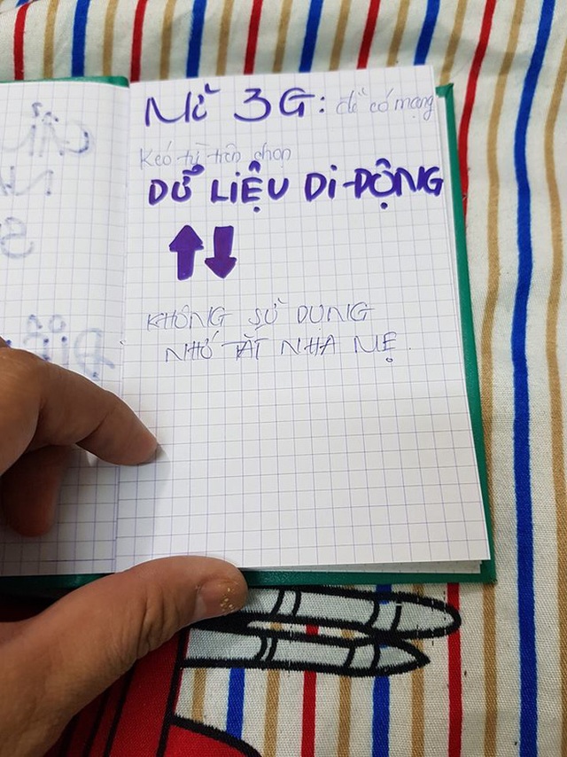 Để mẹ đọc được, Hằng không chỉ cố gắng viết chữ thật to mà còn kèm theo cả hình minh họa