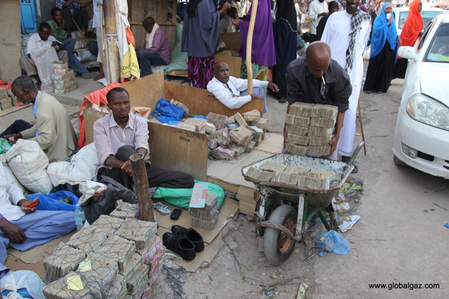 
Đồng tiền Somaliland chẳng có mấy giá trị nên người dân chỉ muốn bán bớt để đổi lấy ngoại tệ.
