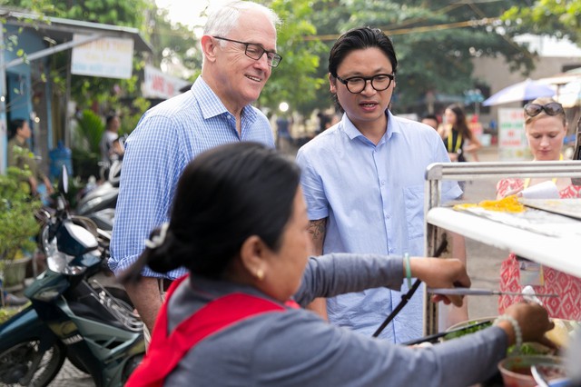 Thủ tướng Úc chăm chú nhìn quá trình làm bánh mì (Nguồn: Vietnamnet)