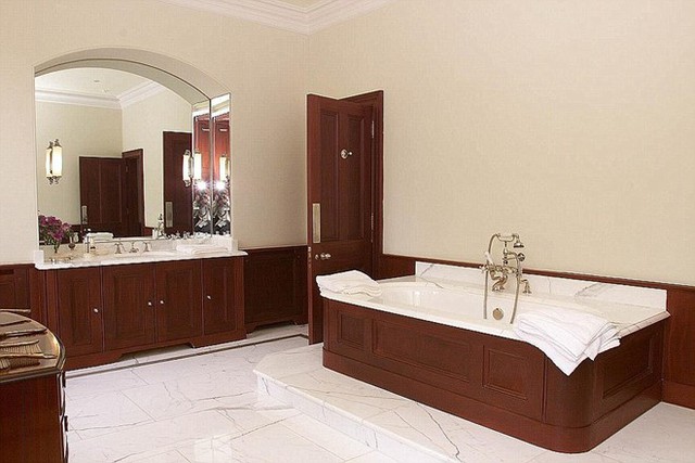  Ph&ograve;ng tắm rộng r&atilde;i được trang tr&iacute; bằng đ&aacute; hoa cương v&agrave; c&aacute;c chi tiết gỗ.
