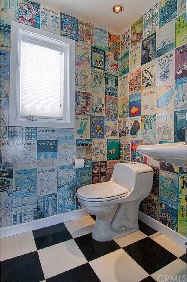 
Khu vệ sinh được trang trí ấn tượng với hình ảnh của những tờ báo.

 
