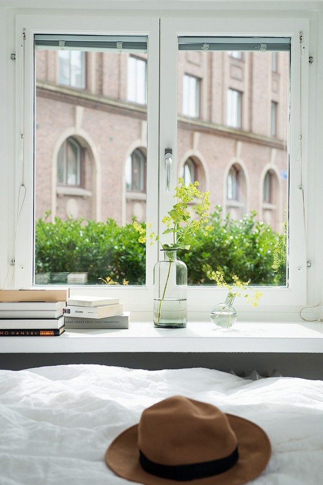 
Bệ cửa sổ nơi góc nhỏ này là không gian lý tưởng để chủ nhà đọc sách và ngắm cảnh thiên nhiên bên ngoài.

 
