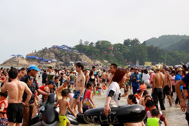 Do số lượng du khách đổ ra bờ biển khá đông nên một số người chỉ có thể đứng trên bờ vui chơi