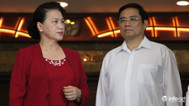 
Chủ tịch Quốc hội Nguyễn Thị Kim Ngân và Trưởng Ban tổ chức Trung ương Phạm Minh Chính trò chuyện sau buổi trao quyết định.
