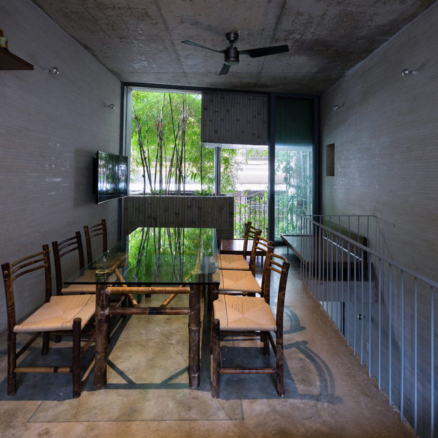 
Không gian ăn uống thiết kế đơn giản mà đẹp với bộ bàn ghế bằng tre.

 
