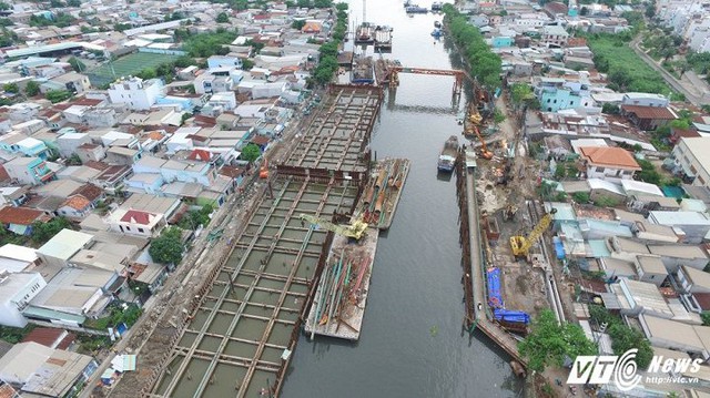 Cống Phú Định có khẩu độ cống: B = 40m; có 01 trạm bơm; cao trình ngưỡng: -5,5m; cao trình đỉnh trụ pin: +3,5m; cao trình đỉnh cửa van: +3,0m; âu thuyền: B =15m.