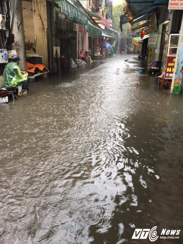 Nước ngập gần hết bánh xe trên trên phố Võ Thị Sáu, Hai Bà Trưng.