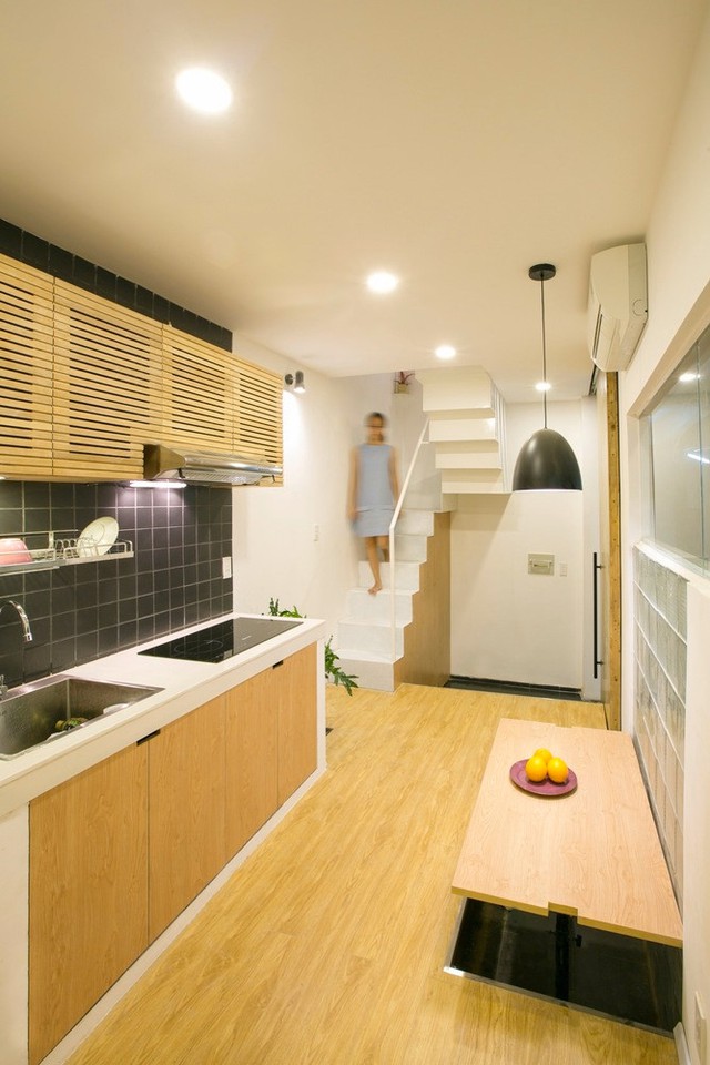 
Khu vực bếp và không gian sinh hoạt chung được đặt ngay tầng 1. Để tối đa hóa không gian sử dụng, 1 góc sàn được nâng lên phục vụ như bàn ăn tiện lợi.

 
