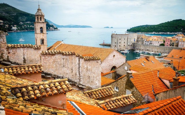 Dubrovnik: Là điểm đến lý tưởng dành cho gia đình vào tháng 6, Dubrovnik lôi cuốn du khách bởi cuộc sống trong mơ tại một thành phố ven biển đẹp tuyệt. Bạn có thể đắm mình trên những bãi biển hoang sơ hay dạo bước qua những lâu đài cổ buổi hoàng hôn đầy lãng mạn.