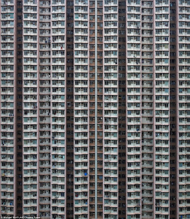 Tại Hồng Kông một căn hộ siêu bé với diện tích khoảng 14 mét vuông (chỉ bằng một chỗ đậu xe) có thể có giá lên tới 358.000 USD. 