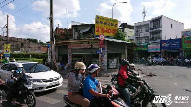 Chủ nhân căn nhà nằm trên giao lộ vẫn kinh doanh bình thường.