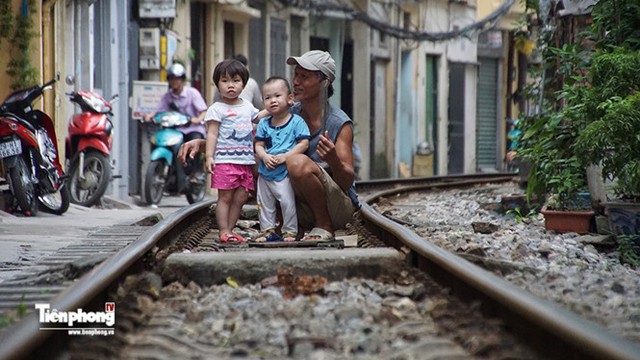 
Đường tàu cũng là sân chơi, nơi nghỉ ngơi của người già và trẻ nhỏ sống quanh đây.
