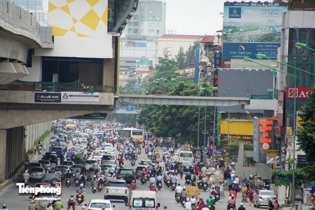 Ga trước Đại học Quốc gia trên trục đường Nguyễn Trãi cũng đang trong quá trình hoàn thiện cho dù Tổng thầu đã chủ động đưa ra tiến độ về các gói thiết bị và cam kết chậm nhất là tháng 10/2017 đưa vào vận hành, khai thác chạy thử đoàn tàu.