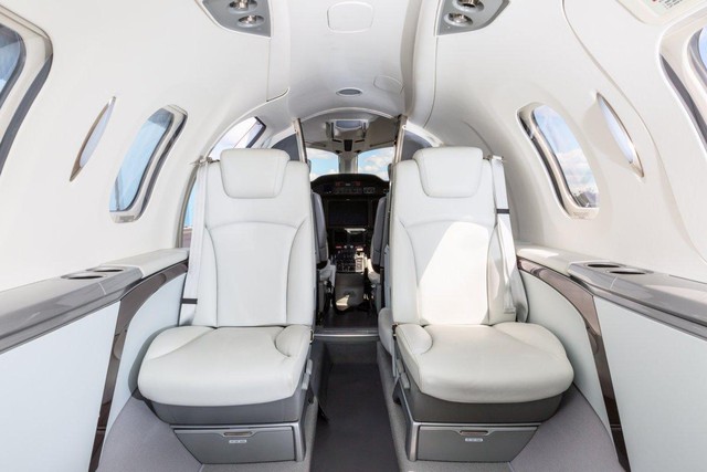 HondaJet có 4 ghế ngồi cho hành khách. Khoang cabin được chế tạo từ sợi carbon cường lực, nhẹ hơn và chắc chắn hơn nhiều so với vật khung nhôm.