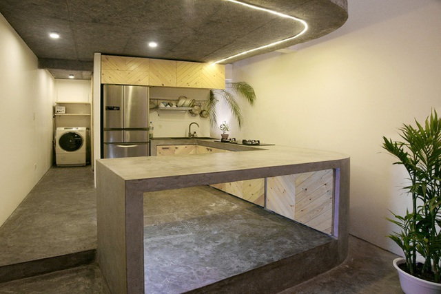 
Không gian bếp ăn thoáng mát với bàn bếp được xây cố định bằng bê tông, phủ nước xi măng sáng lạnh.

