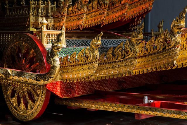 Linh cữu của Quốc vương quá cố sẽ được đặt trên cỗ xe ngựa do 216 người khiêng đến Đài hoá thân.