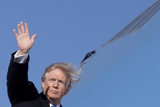 
Ông Donald Trump vẫy chào khi ông lên chiếc chuyên cơ Không lực Một tại Bắc Kinh hôm 11/11 trước khi bay sang Việt Nam dự diễn đàn APEC.
