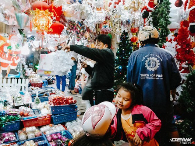 Em bé tung tuyệt chiêu làm nũng để được mua quà.