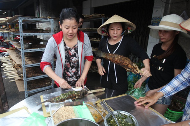 
Sau đó sẽ được phủ mỡ hành, lạc rang và gói giấy bạc để khách hàng tiện đem về nhà đưa lên mâm cúng.
