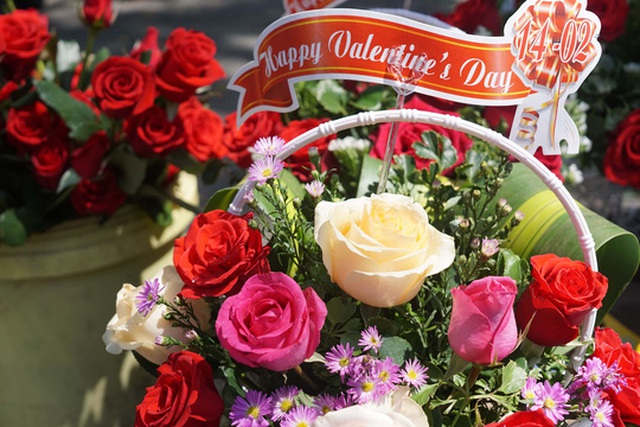 Trung bình hoa hồng có giá từ 15.000 đồng/bông. Một lẵng hoa được các chủ cửa hàng đầu tư “trang điểm” có giá từ 200.000-250.000 đồng/lẵng.