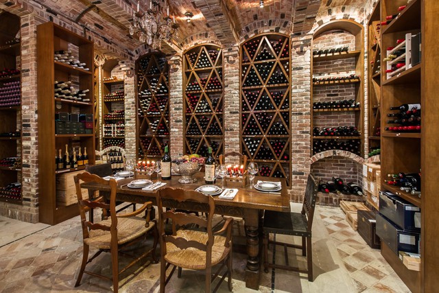 
Một hầm rượu lớn là nơi cất giữ hơn 3000 chai với nhiều loại rượu lâu năm.

 
