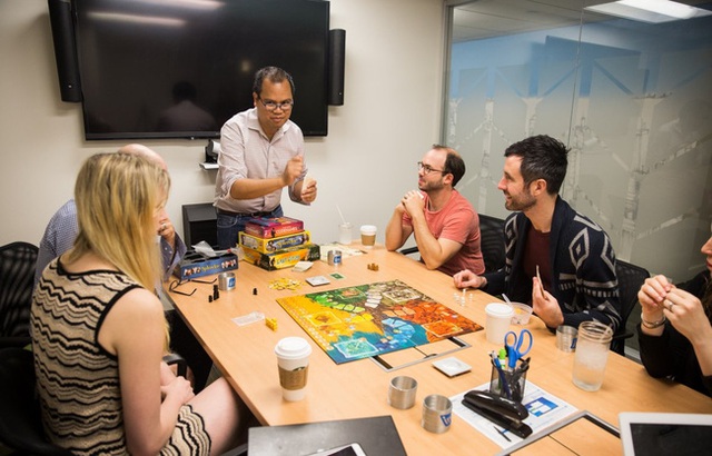 
Các nhân viên đang chơi boardgame tên Lost Cities.
