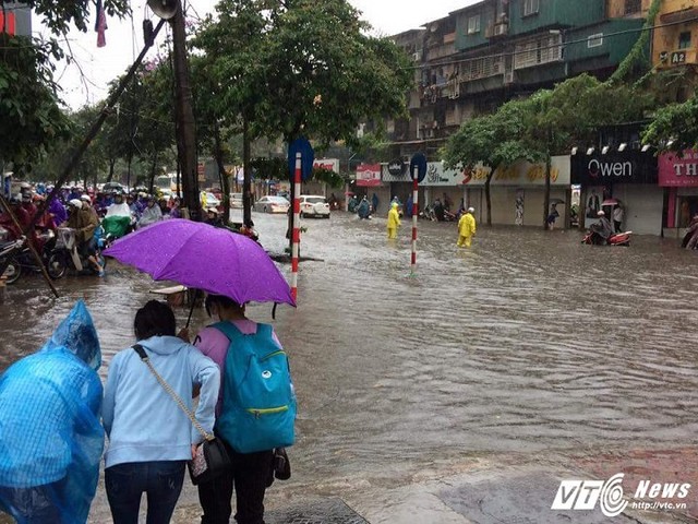 Khu vực Phạm Ngọc Thạch ngập sâu, các phương tiện phải dạt hết lên vỉa hè.