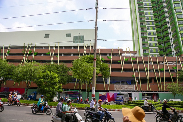 
Hiện phía bên trái mặt tiền đối diện đường Hồng Bàng được thiết kế thêm những bảng điện tử hình thanh tre có gắn lá rất mới lạ.
