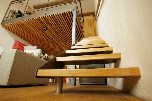 Tận dụng lợi thế trần nhà cao nên một gác xép nhỏ được thiết kế để đưa khu vực nghỉ ngơi riêng tư lên trên. 