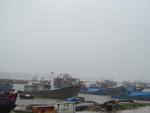 Tàu thuyền neo đậu ở thị trấn Cửa Tùng, huyện Vĩnh Linh
