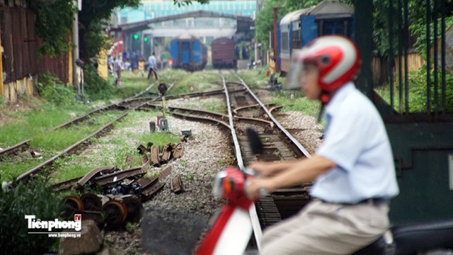 
Phía Nam ga Hà Nội, nơi tiếp giáp với đầu đường Khâm Thiên.
