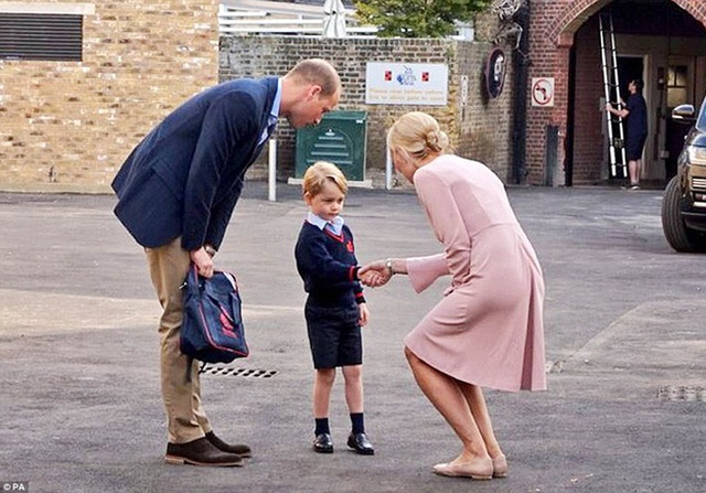 
Bắt tay là nghi thức lịch sự bắt buộc trong mọi ngày học tại trường tư thục Thomass Battersea.
