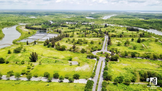 
Hạ tầng giao thông nội bộ được đầu tư xuyên suốt, kết nối đồng bộ cả 2 dự án, nhưng xung quanh toàn cỏ dại.

 
