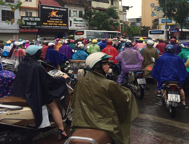 Hàng trăm phương tiện đang kẹt cứng tại nút giao Kim Mã - Nguyễn Thái Học. (Ảnh: Đặng Thế Nam