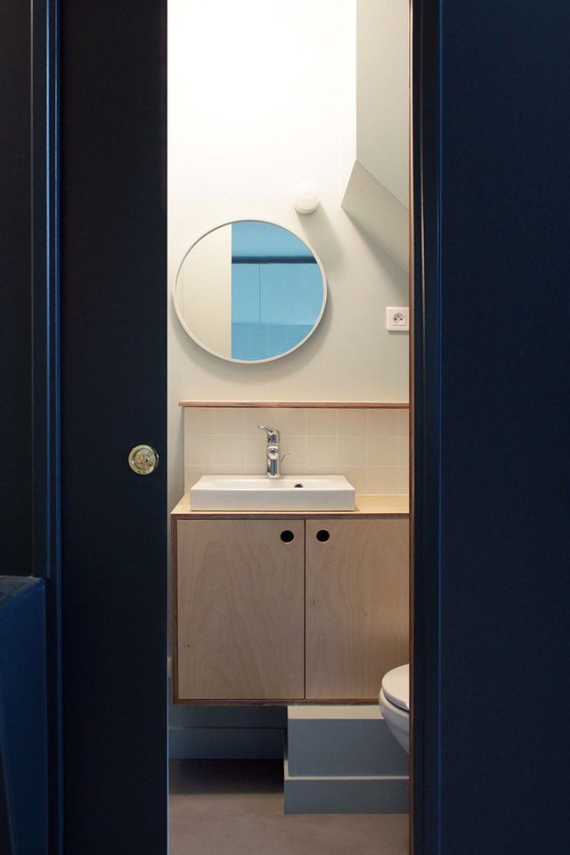 Nhà tắm tuy nhỏ nhưng được bố trí khá gọn gàng, ngăn nắp. Chiếc gương tròn ngay giữa trung tâm phòng tắm vừa có tác dụng trang trí, vừa khiến không gian nơi góc nhỏ này trở nên rộng hơn.