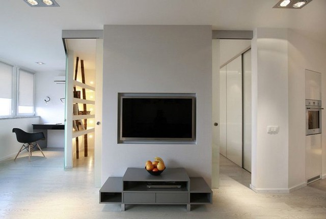 Trên bức tường nhỏ là chiếc ti vi màn hình rộng được gắn chặt vào tường để tiết kiệm diện tích và mang lại không gian thông thoáng cho phòng khách. 