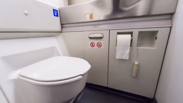 Tránh xa phòng tắm: Hãy đi vệ sinh trước khi lên máy bay vì đôi khi một nhà vệ sinh trên máy bay là không đủ với cả trăm hành khách.