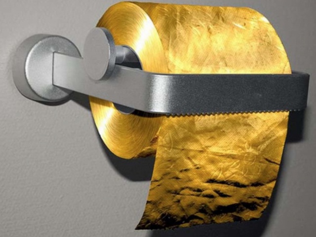 Giấy vệ sinh cũng có thể biến thành vật dụng xa xỉ với mức giá 1,5 triệu USD/cuộn (34 tỷ). Công ty Toilet Paper Man của Úc sẵn sàng tặng kèm một chai sâm panh nếu bạn mua món hàng làm từ vàng 24 carat này của họ.