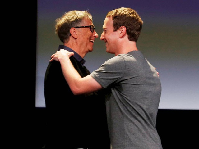 Zuckerberg là thành viên của Giving Pledge, cùng với Bill Gates, Warren Buffett và hơn 100 tỷ phú khác cam kết quyên góp phần lớn tài sản cho từ thiện. Anh dự định bán 99% cổ phiếu Facebook trong suốt cuộc đời.