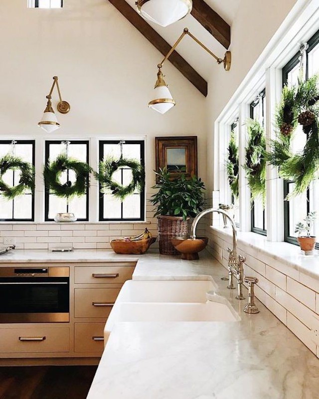 
Không khí Noel tràn ngập không gian bếp ăn chỉ với những nhành thông kết thành vòng nguyệt quế.

