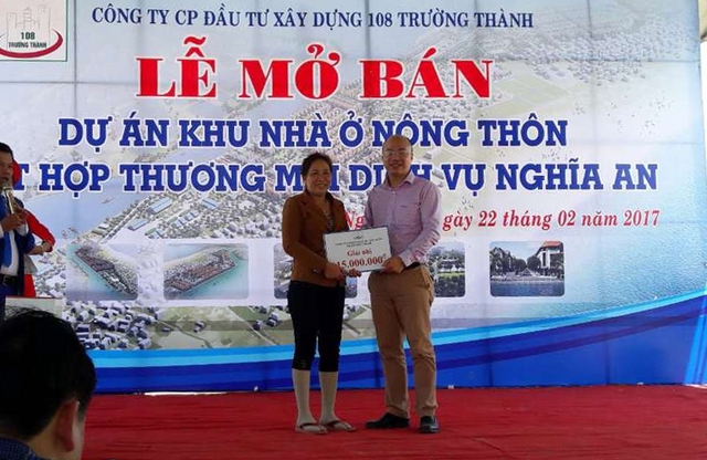 
Ông Hoàng Mạnh Huy, Chủ tịch HĐQT CTCP ĐTXD 108 Trường Thành trao quà cho khách hàng trúng thưởng.
