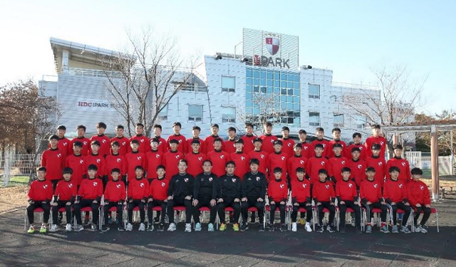 
Busan I’park là CLB bóng đá chuyên nghiệp tại Hàn Quốc từng 4 lần vô địch K-League. CLB này cũng từng 1 lần giành ngôi vị cao nhất của giải đấu AFC Champions League – giải đấu dành cho những CLB mạnh nhất Châu Á vào năm 1986.
