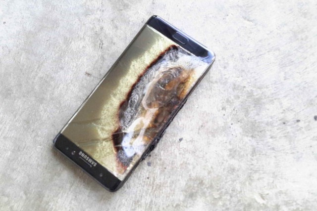 
Một chiếc Galaxy Note 7 biến dạng sau khi nổ pin.
