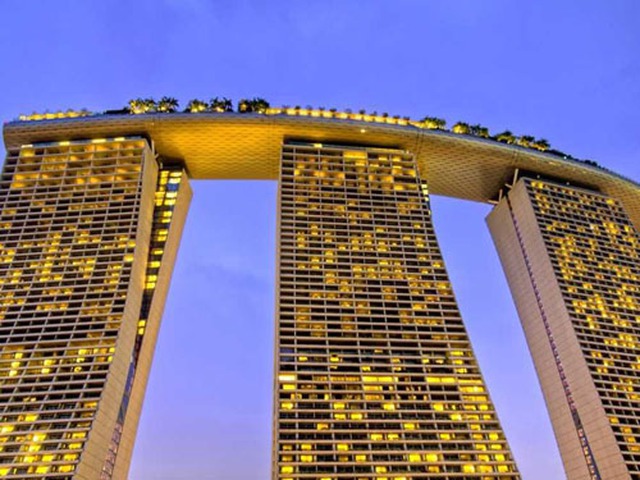 Nhìn từ dưới lên, bể bơi Skypark có hình dáng cong cong.