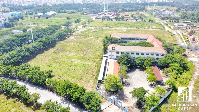 
Trường tiểu học nằm trơ trọi giữa một khu vực đất rộng lớn đang bị bỏ hoang ngay trung tâm khu đô thị Phú Mỹ Hưng

 
