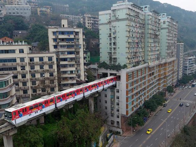 
Đường tàu điện một ray ở Trùng Khánh chạy xuyên qua tầng tám một khu chung cư 19 tầng nằm ở trung tâm thành phố. Khi đi qua tòa nhà, đoàn tàu chỉ gây ra tiếng động 60 decibel, tương đương một cuộc trò chuyện trong nhà hàng.

