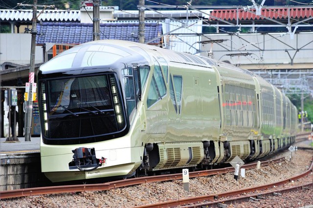 
Công ty đường sắt East Japan vừa cho ra mắt đoàn tàu mang tên Shiki-Shima để phục vụ cho những lộ trình đặc biệt, nhằm mang lại cho khách hàng những trải nghiệm sang trọng và hoàn hảo nhất. Đi qua những danh thắng nổi tiếng của đất nước, đoàn tàu chỉ đảm trách nhiệm vụ duy nhất là đưa hành khách đi tham quan.
