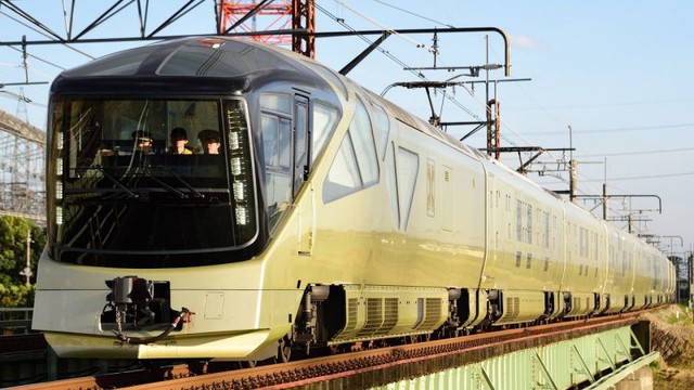 
Shiki-Shima dài tương đương một đoàn tàu cao tốc bình thường nhưng chỉ có thể phục vụ tối đa 34 hành khách mỗi chuyến. Tuy nhiên, nó đã cháy vé cho tới tận tháng 6/2018. Hành khách muốn tận hưởng dịch vụ này phải đăng ký trước theo mẫu. Thậm chí, khi nhu cầu quá cao, người ta quay số để chọn ngẫu nhiên người được mua vé.
