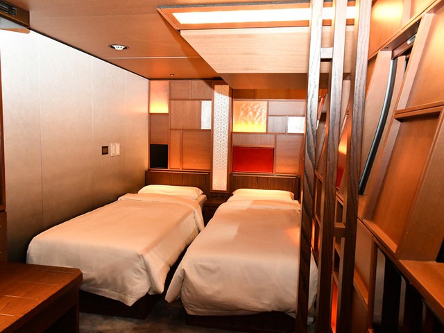 
Do chỉ có 17 phòng ngủ nên đoàn tàu chỉ có thể phục vụ tối đa 34 hành khách trên mỗi lịch trình. Phòng ngủ chẳng khác mấy so với một phòng khách sạn hạng sang. Điểm khác duy nhất là nó di chuyển với vận tốc của một đoàn tàu tốc hành.

